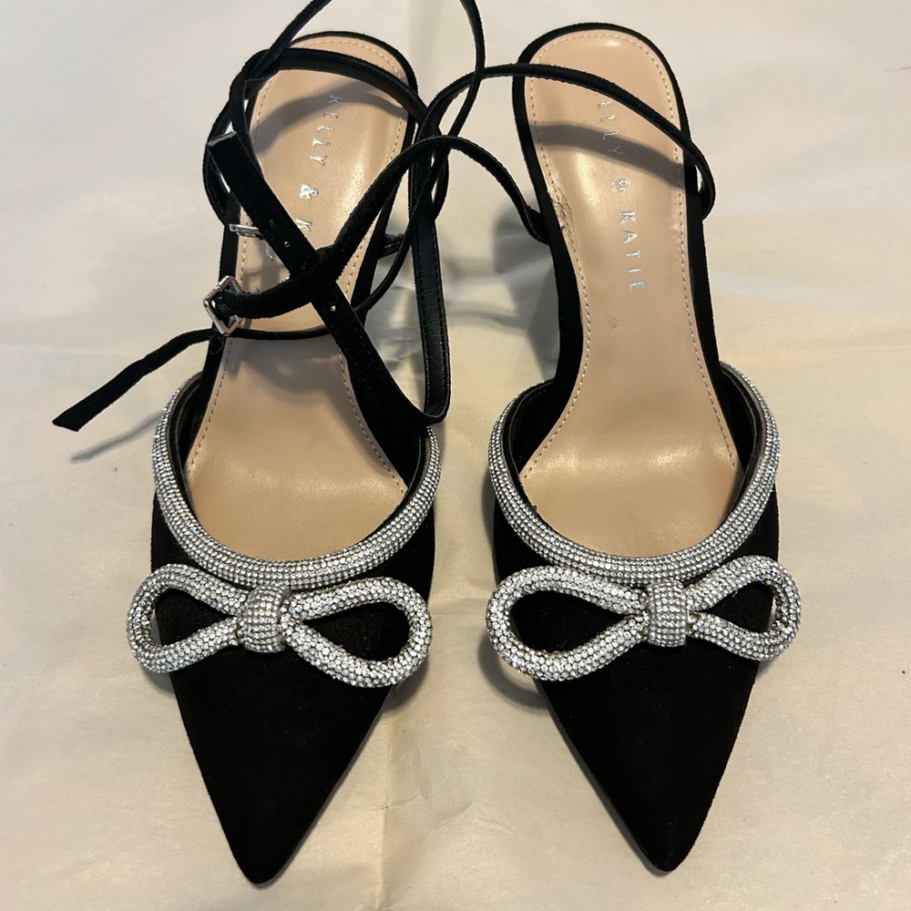 Rhinestone bow pump